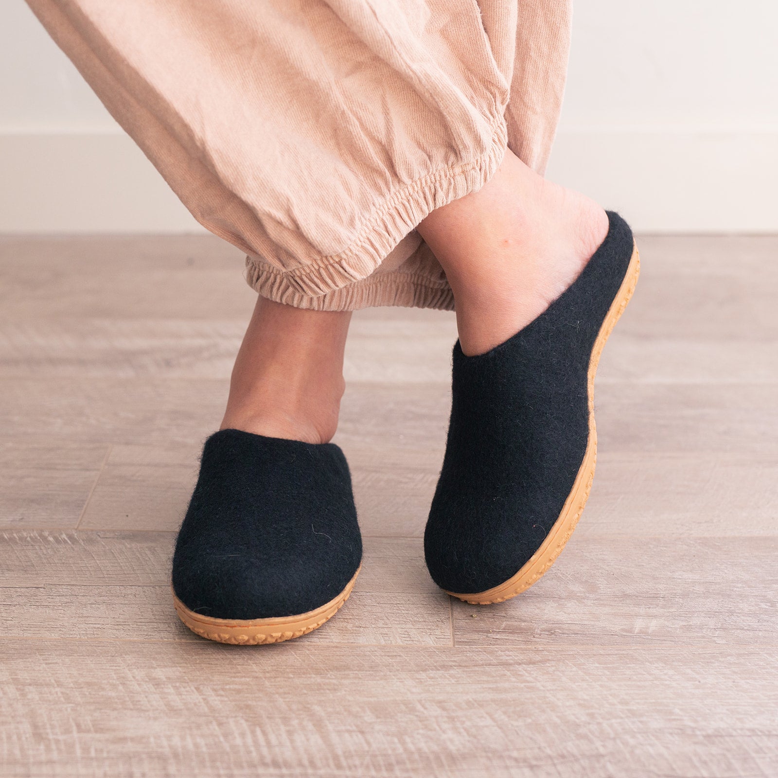 Dailypets Felted Wool Slippers, Cozy Indoor Shoes with Non-Slip Sole