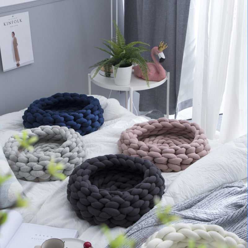 Dailypets Hand-Knit Cat Bed – Cozy Round Nest with Raised Edge